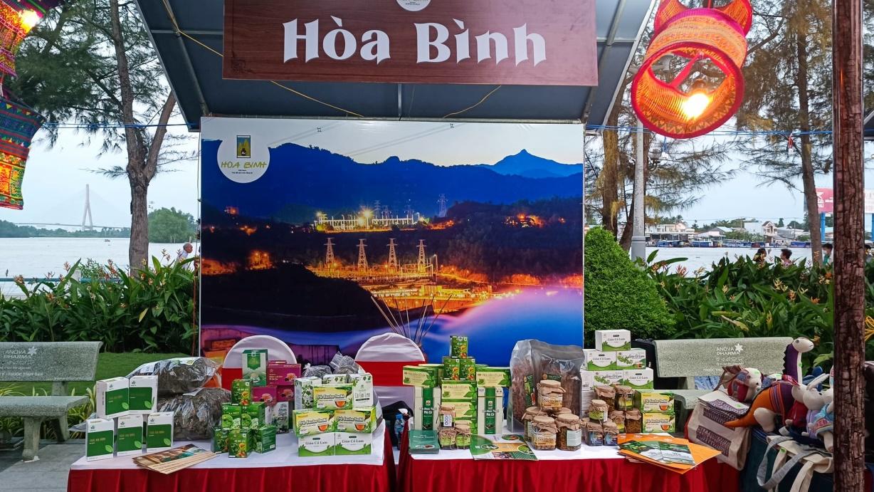 Hoa Binh introduced and promoted cultural tourism products  in Can Tho City