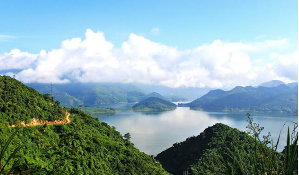 Ấn tượng du lịch Hồ Hòa Bình - Vịnh Hạ Long trên núi