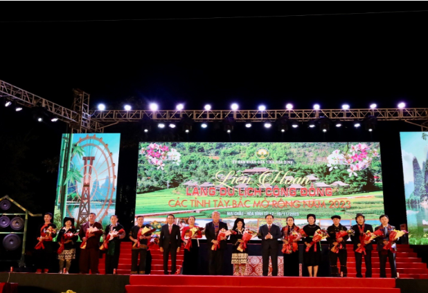   Hoa Binh Tourism Association participated in the booth display  at Community tourism village festival in the  expanded Northwest provinces 2023