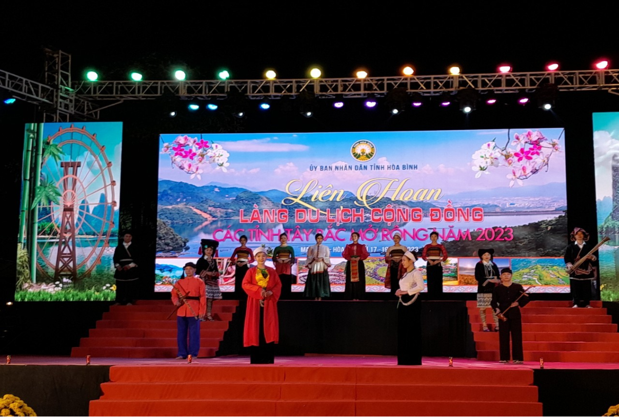 Mãn nhãn với những bộ trang phục đẹp và sắc màu tại phần trình diễn trang phục dân tộc tại Liên hoan làng du lịch cộng đồng các tỉnh Tây Bắc mở rộng năm 2023