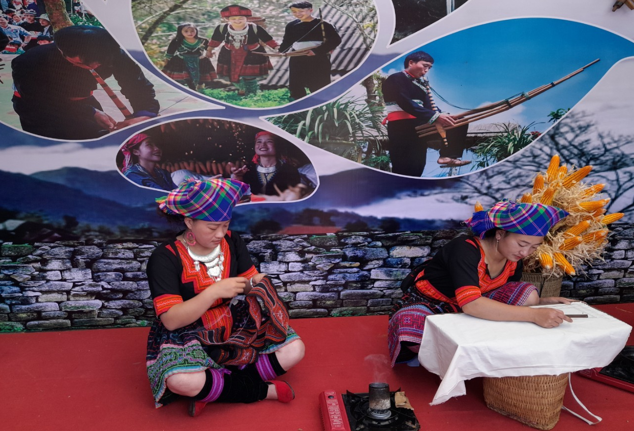 Sắc màu phần trình diễn các nghề truyền thống tại Liên hoan làng du lịch cộng đồng các tỉnh Tây Bắc mở rộng năm 2023