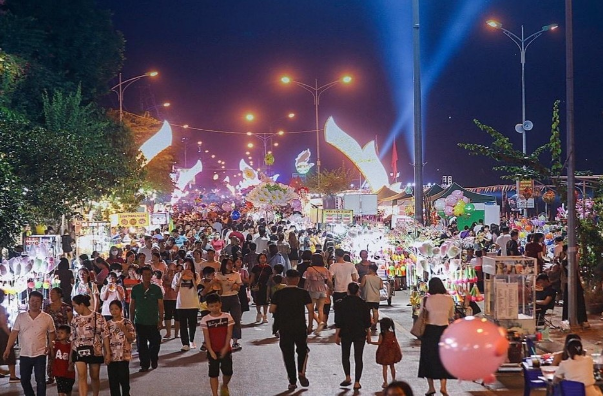 Phố đi bộ thành phố Hòa Bình Sản phẩm du lịch mới thu hút khách du lịch về đêm