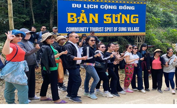 Hoa Binh develops community tourism associated with preserving cultural identity